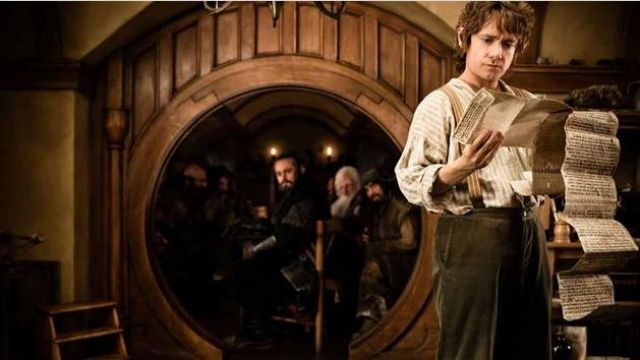 découvrez l'univers fascinant de bilbo baggins, le hobbit audacieux qui se lance dans une quête épique, entre aventures palpitantes et rencontres inoubliables. plongez dans son voyage qui redéfinit le courage et l'amitié.